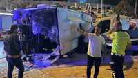 Kuşadası'nda tur midibüsü devrildi: 3 yaralı