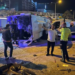 Kuşadası'nda tur midibüsü devrildi: 3 yaralı