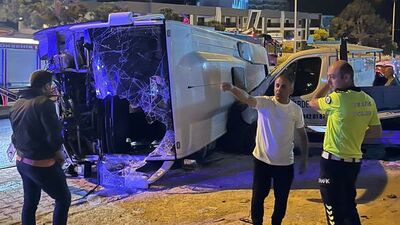 Kuşadası'nda tur midibüsü devrildi: 3 yaralı