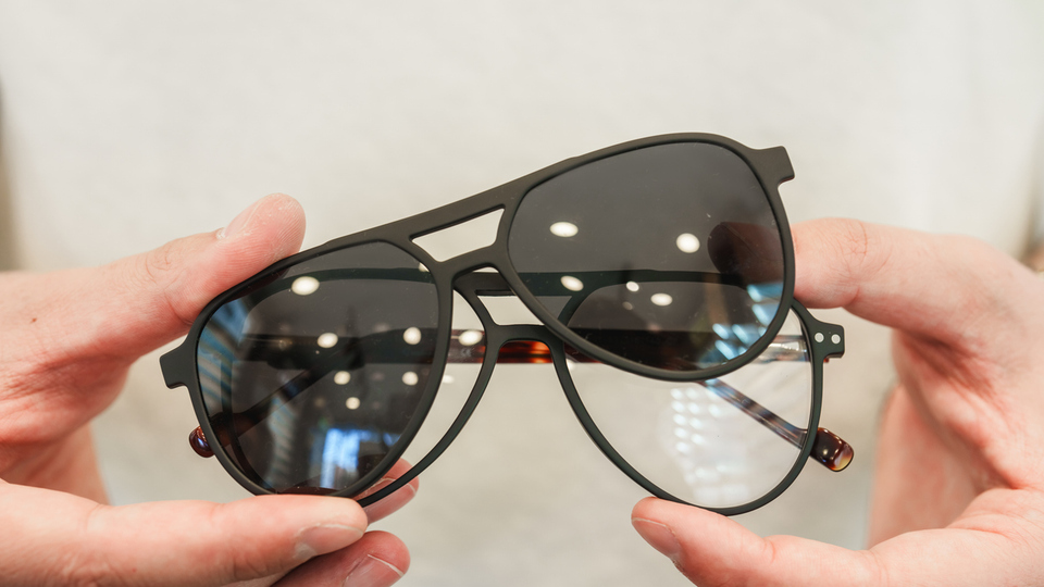 Gözlüğü kim icat etti?