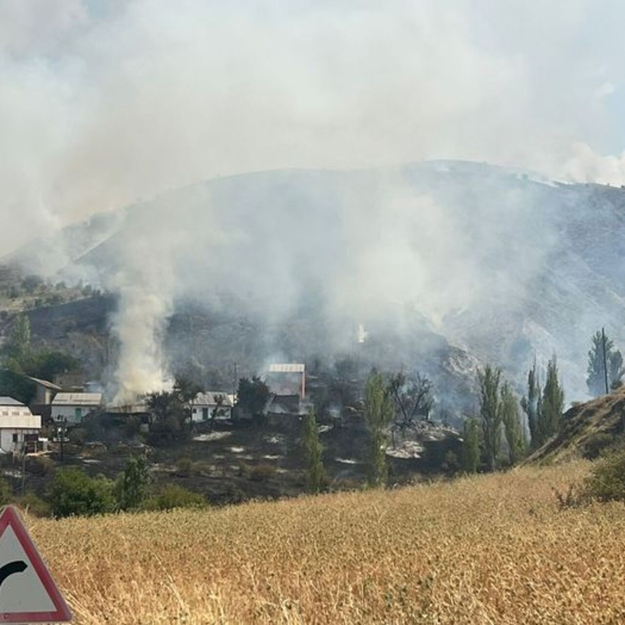 Sivas'ta köydeki 5 ev yandı