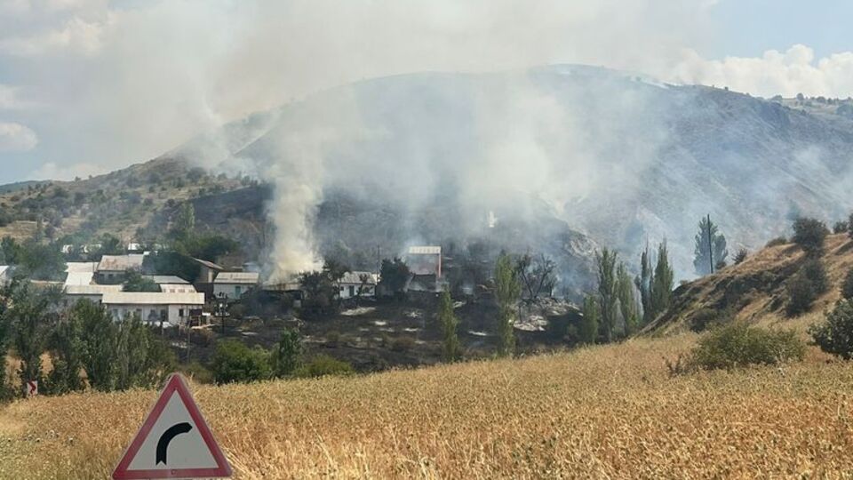 Sivas'ta köydeki 5 ev yandı