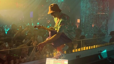 DJ kabininde üç saat: Ibiza’da Cumartesi geceleri Bora Uzer’den sorulur