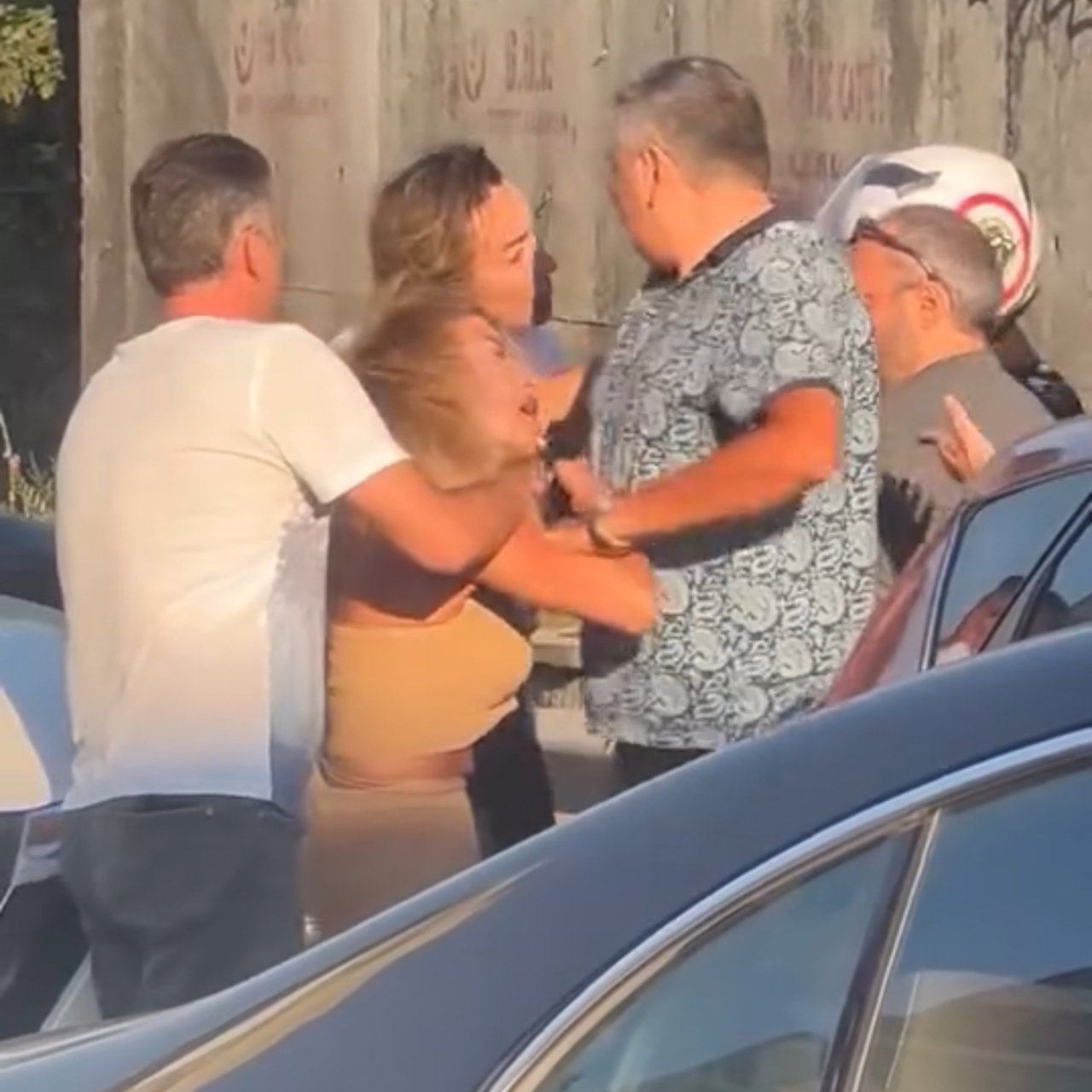Kadın sürücüler birbirine girdi!