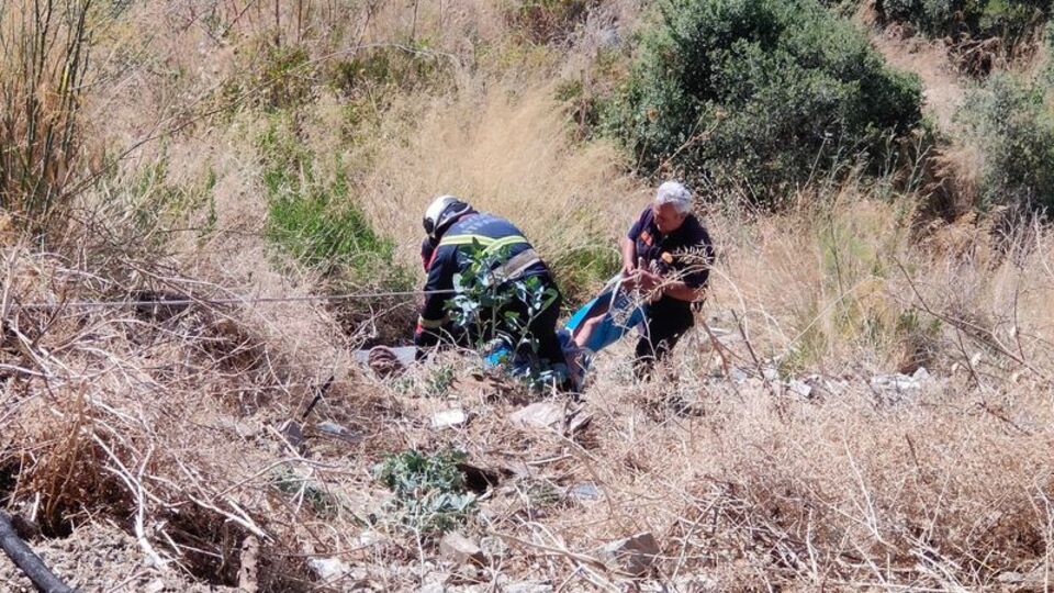 Patlıcan közlerken uçurumdan yuvarlandı