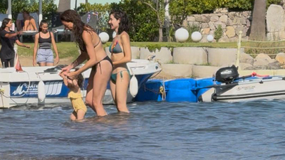 Kızıyla denizin tadını çıkardı