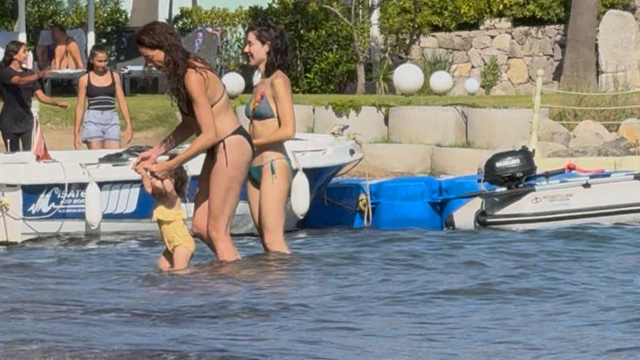 Kızıyla denizin tadını çıkardı