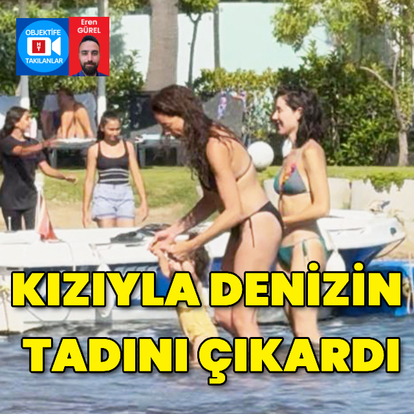 Kızıyla denizin tadını çıkardı