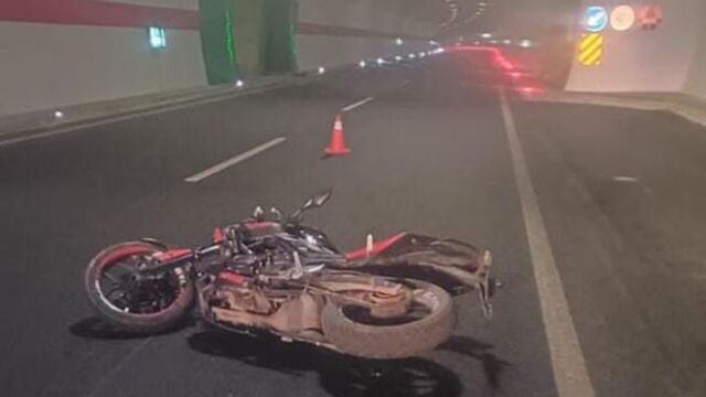 Tünelde motosiklet devrildi: 2 ölü