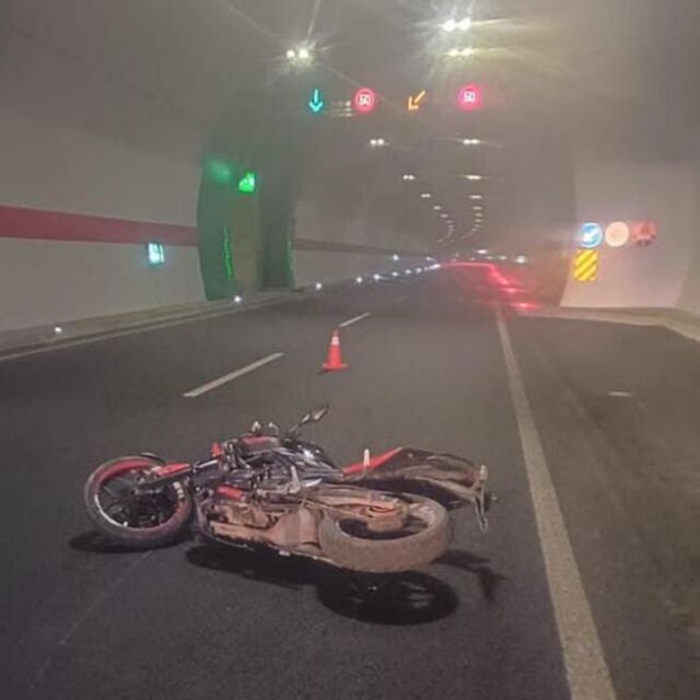 Tünelde motosiklet devrildi: 2 ölü