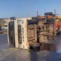 Başakşehir'de kamyonet devrildi! Trafik kilit