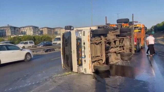 Başakşehir'de kamyonet devrildi! Trafik kilit