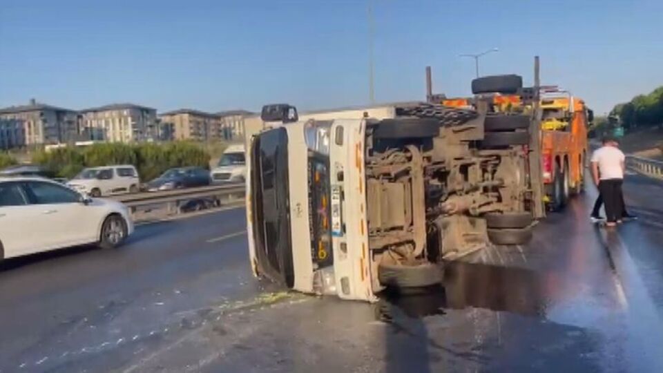 Başakşehir'de kamyonet devrildi! Trafik kilit