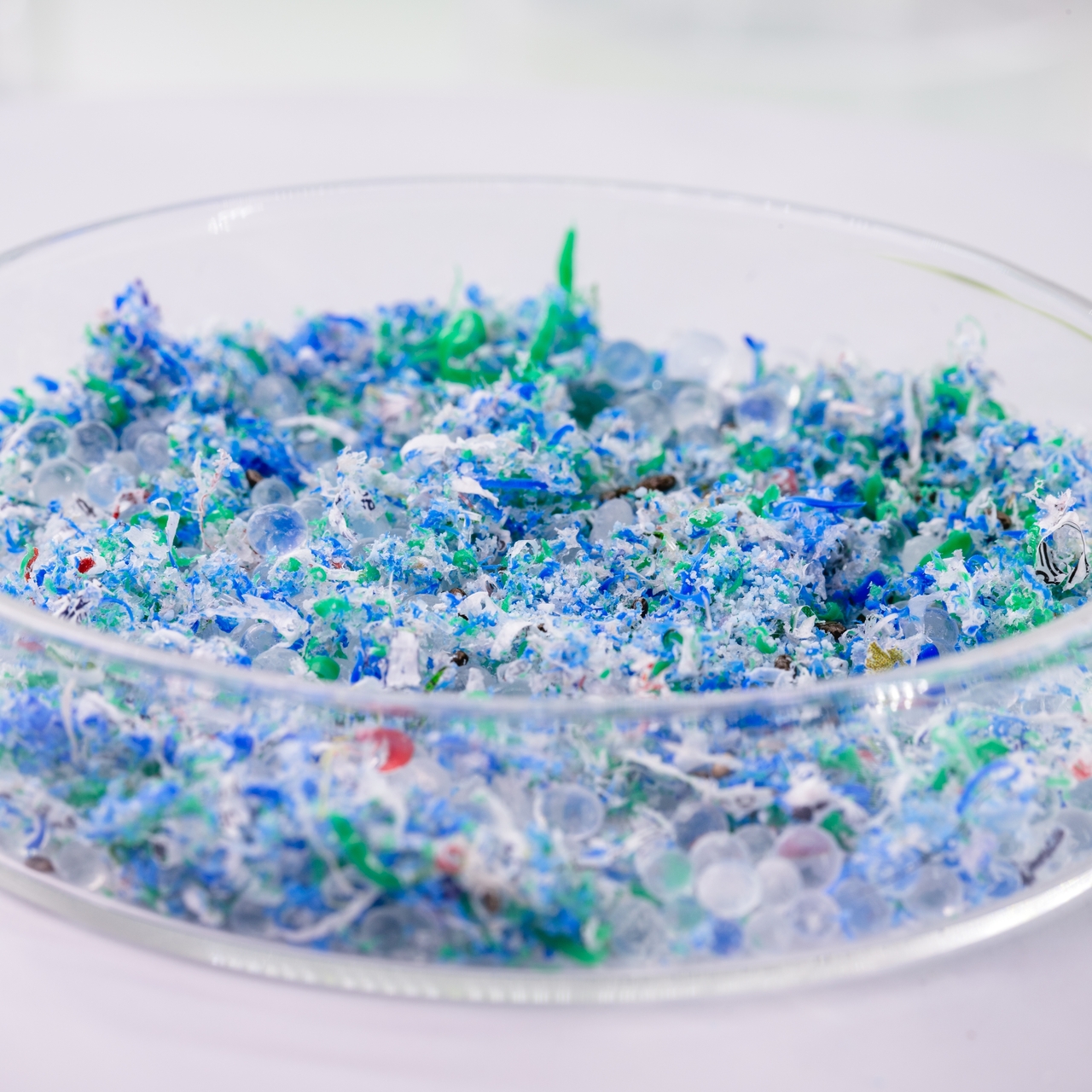 Her gün on binlerce mikroplastik parçacığı soluyoruz
