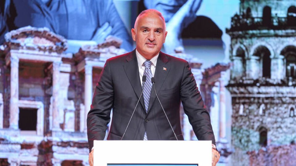 Bakan Ersoy açıkladı: Turizm gelirinde rekor