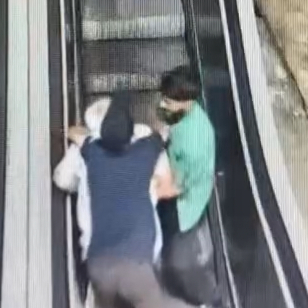 Metro merdiveninde gasp dehşeti!