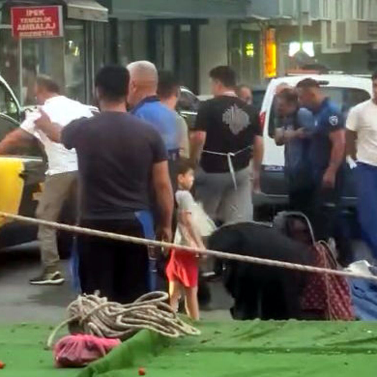 Pazarda başına direk düştü