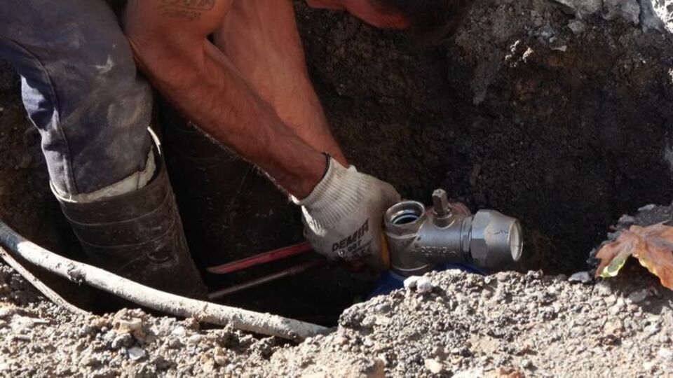 Fışkıran su 5 katlı bina boyuna ulaştı