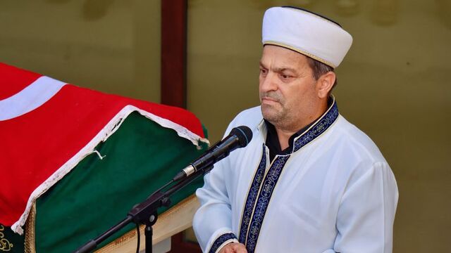 ABD'de ölen üniversiteli oğlunun cenaze namazını kıldırdı!