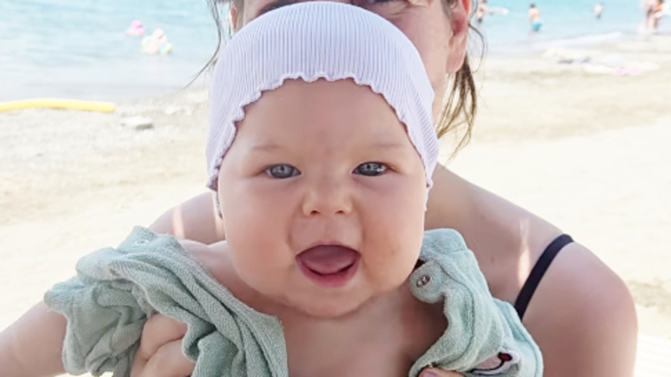 Kızını denizle tanıştırdı