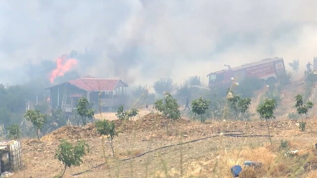 Alevler bağ evini sardı! İtfaiyenin inanılmaz mücadelesi kamerada!
