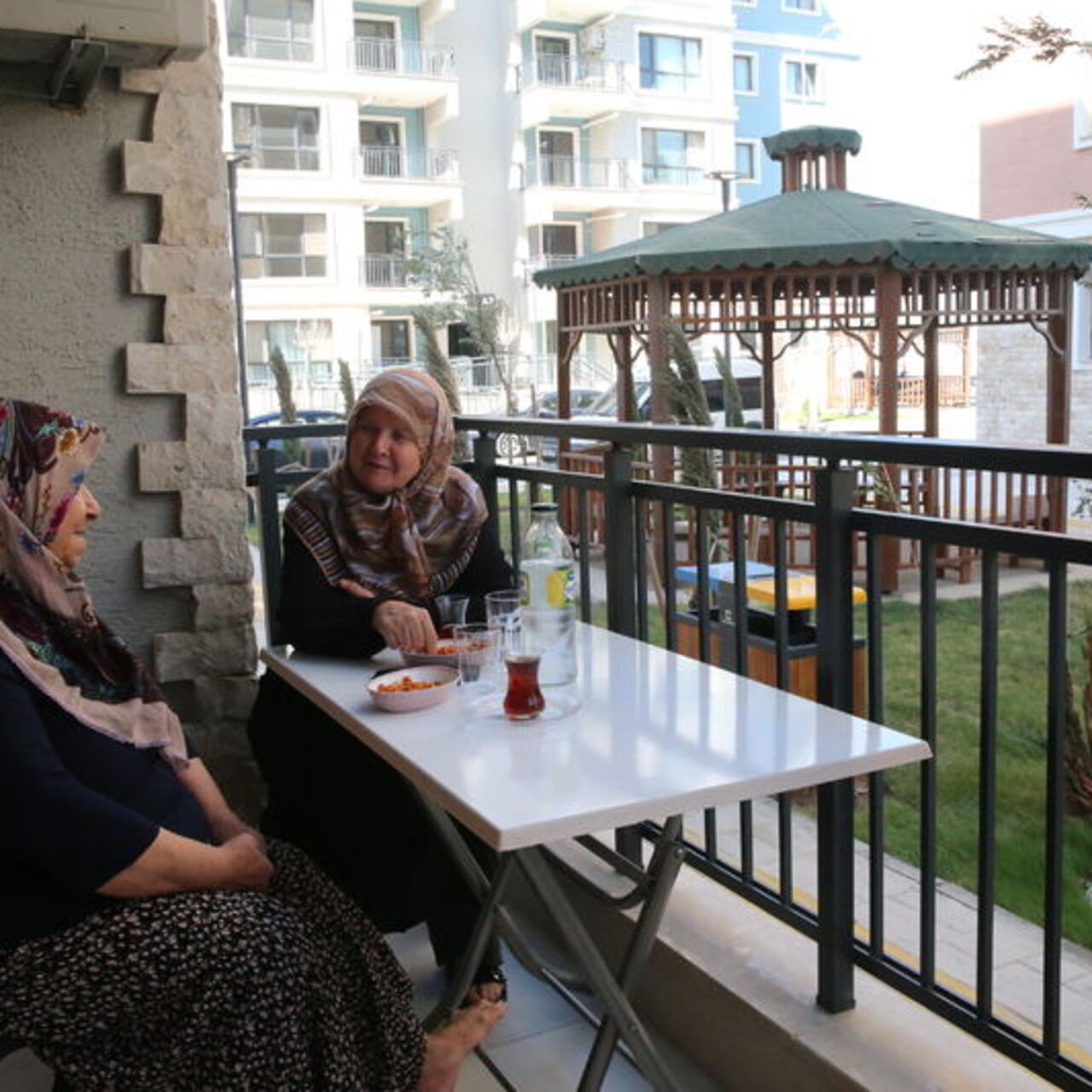 Depremde yıkılan sitede yaşam yeniden başladı