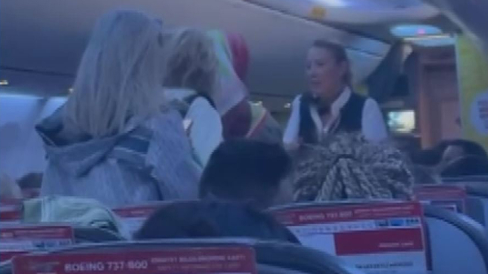 Uçakta ayakta durma tartışması