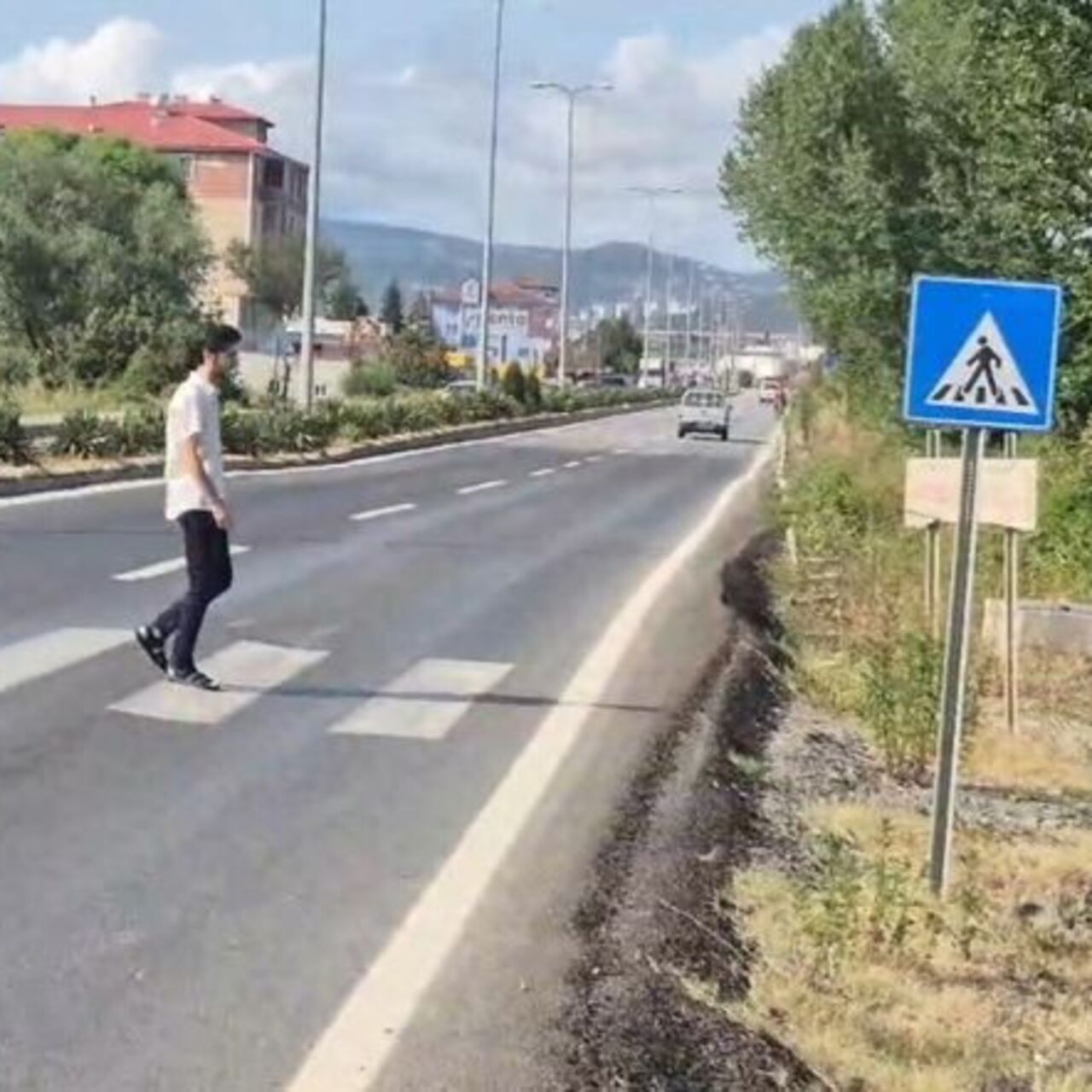Yaya geçidi var, kaldırım yok