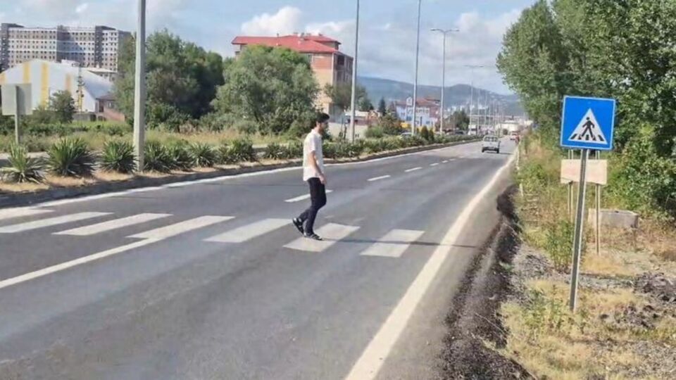 Yaya geçidi var, kaldırım yok