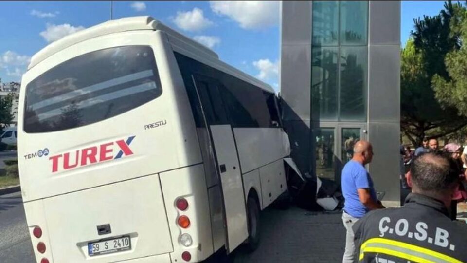 Servis midibüsü direğe çarptı: 19 yaralı