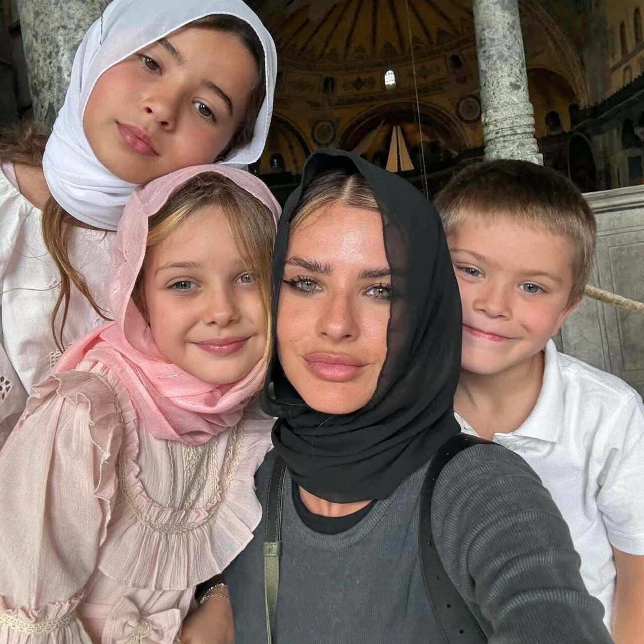 Çocuklarıyla İstanbul turu yaptı