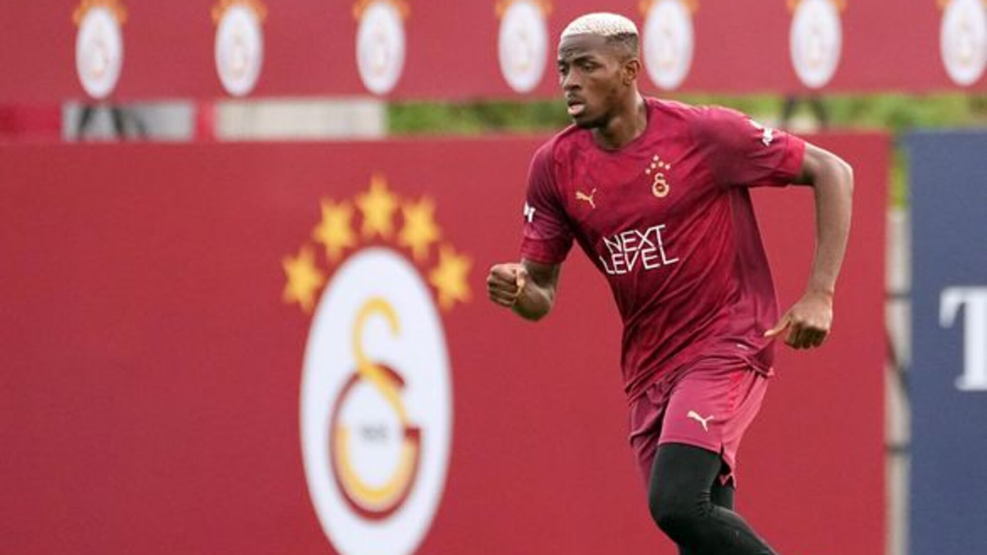 Galatasaray'da Osimhen Rüzgarı! İlk Antrenmanda Fırtına Gibi Esti