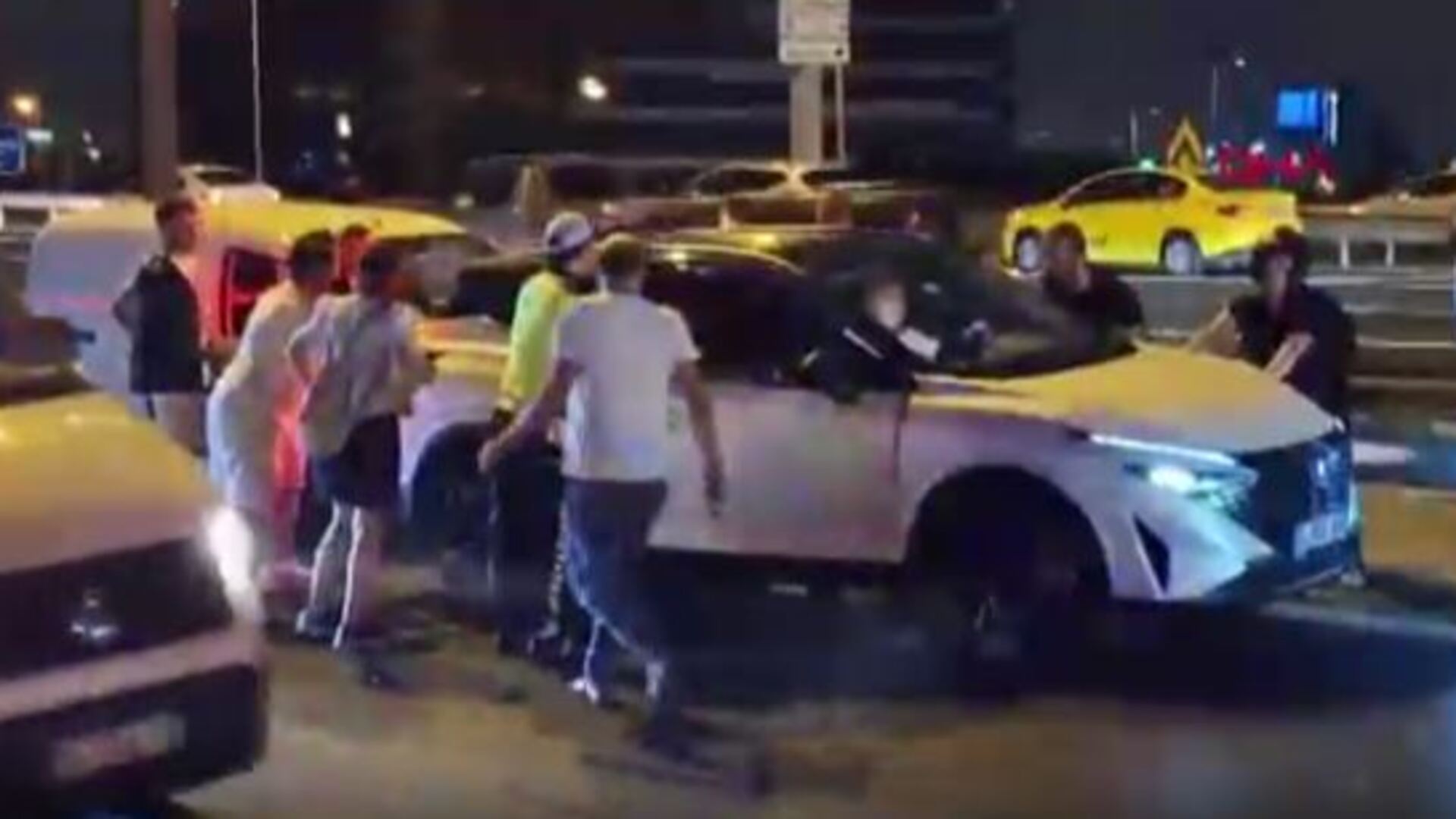 TEM Otoyolu'nda Korkunç Zincirleme Kaza: 16 Araç Birbirine Girdi, 6 Yaralı!