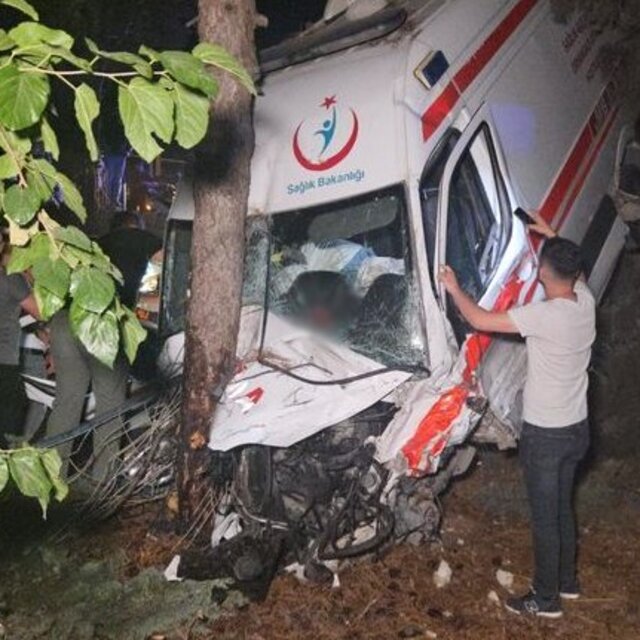 Ambulans ile kamyonet çarpıştı: 1 ölü, 4 yaralı