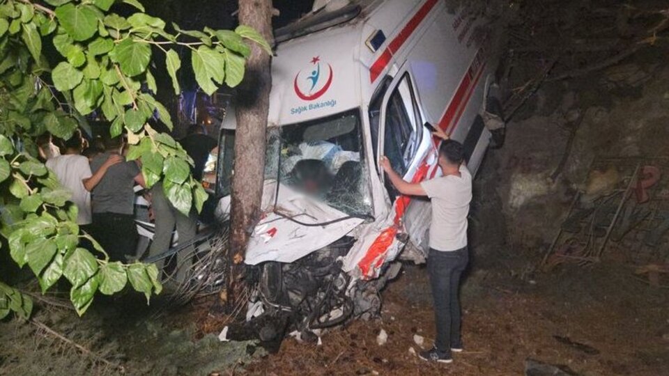 Ambulans ile kamyonet çarpıştı: 1 ölü, 4 yaralı