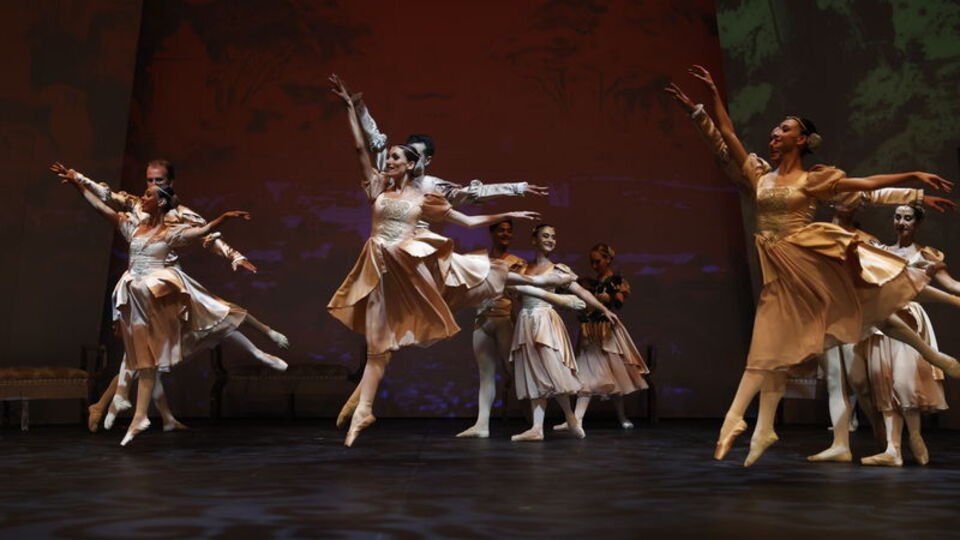 22. Uluslararası Bodrum Bale Festivali Kuğu Gölü ile başladı