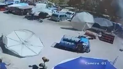 Pazar şemsiyesi uçtu! Hamile kadın ve çocuk yaralı