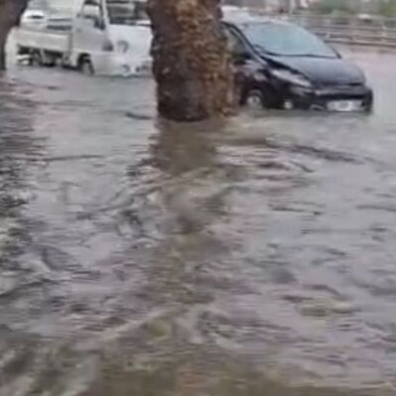 Ev ve alt geçitleri su bastı