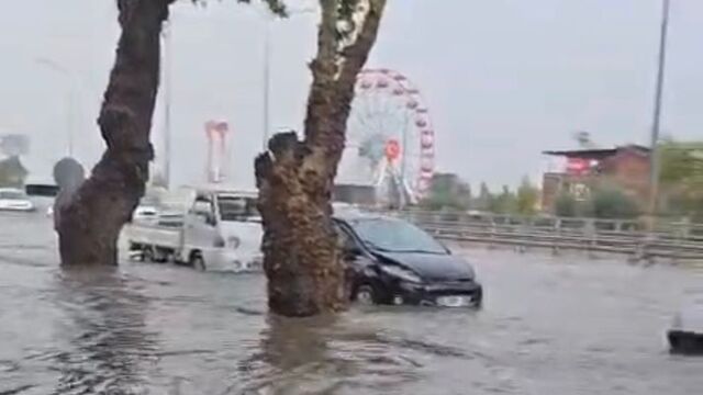 Ev ve alt geçitleri su bastı