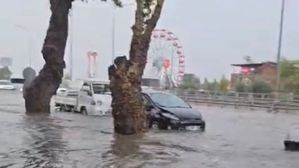 Ev ve alt geçitleri su bastı