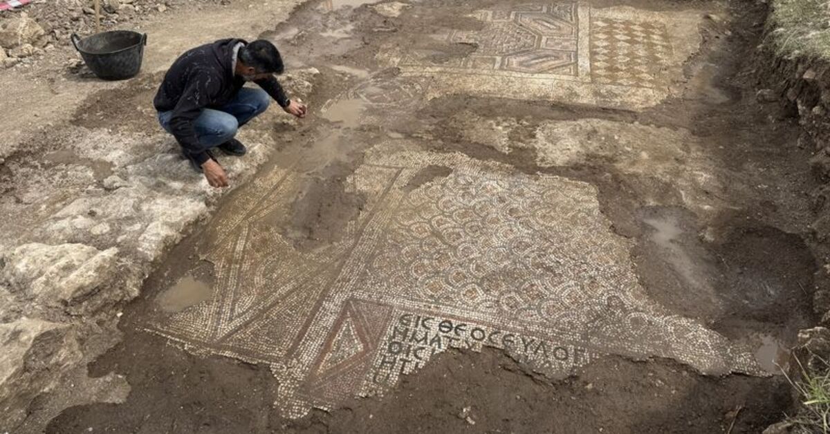 Mezar Kazarken Bulunan Mozaikte Içinde Haç Moti Bulunan “Davud Yadüzi” Sembolcuspit Edildi