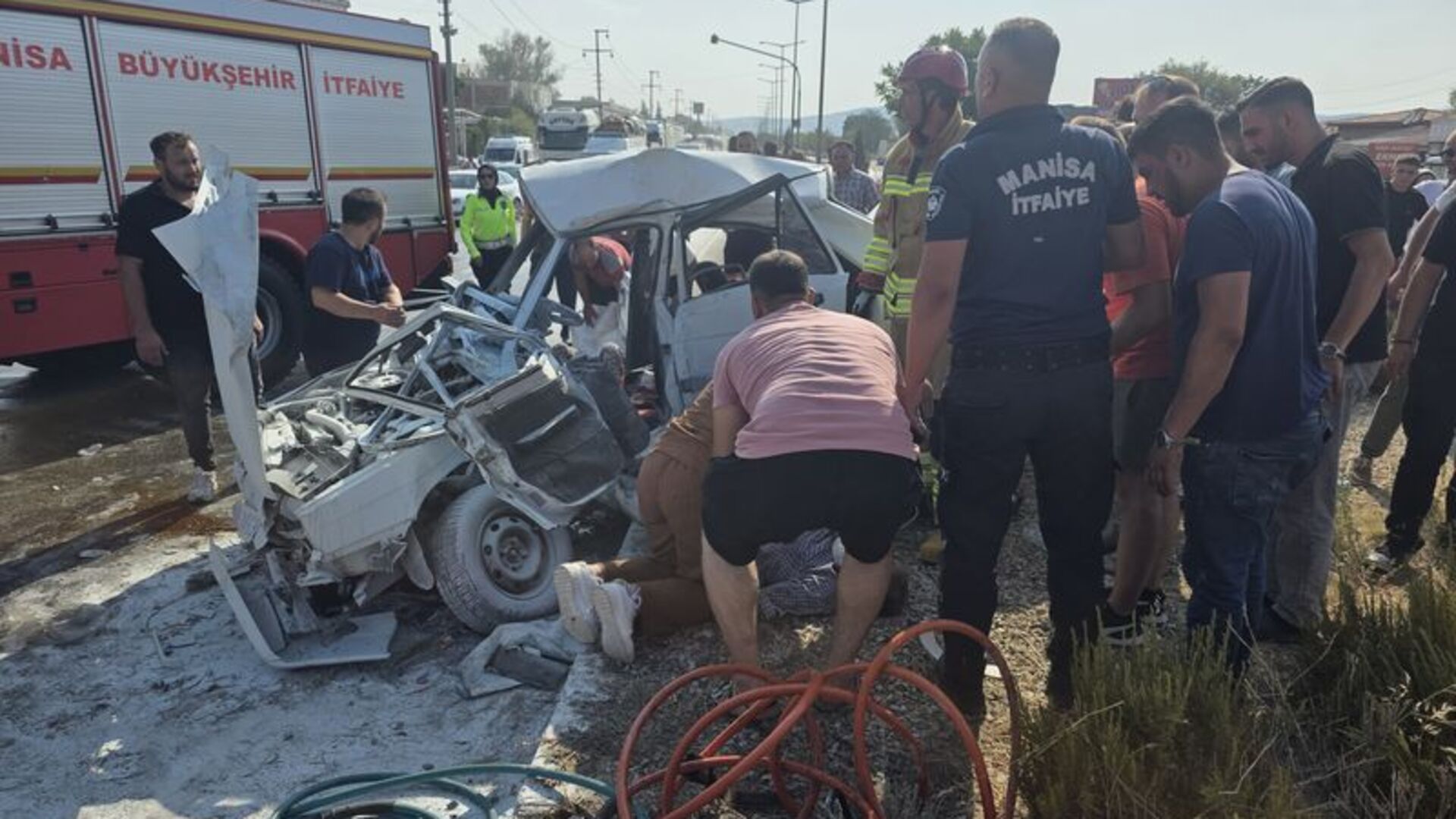Manisa'da Feci Kaza: Otobüs ile Otomobil Çarpıştı, 2 Can Kaybı