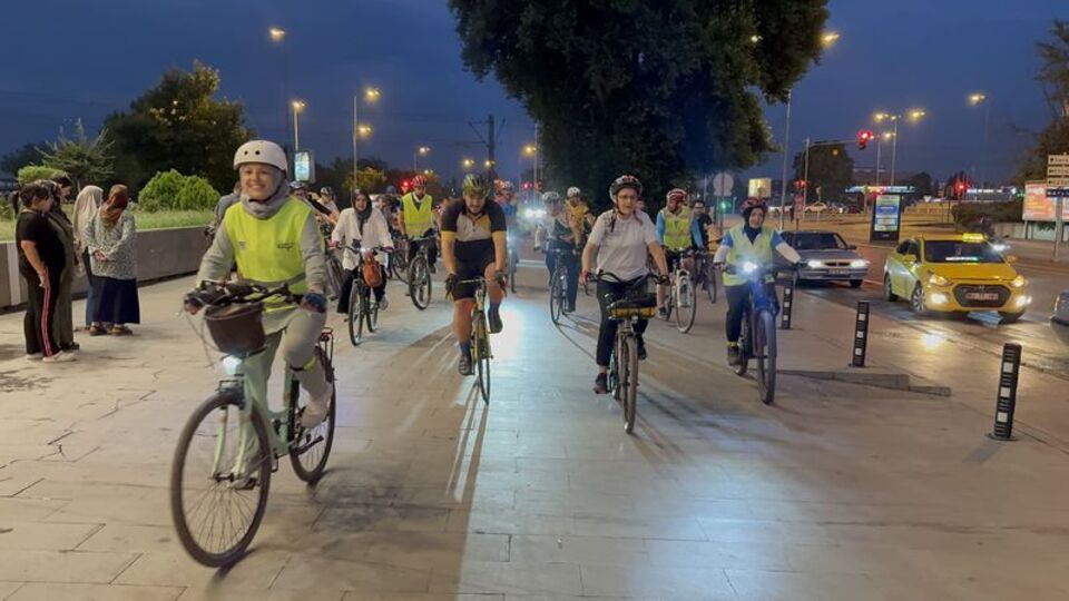 Pedallarla yangınlara dikkat çektiler