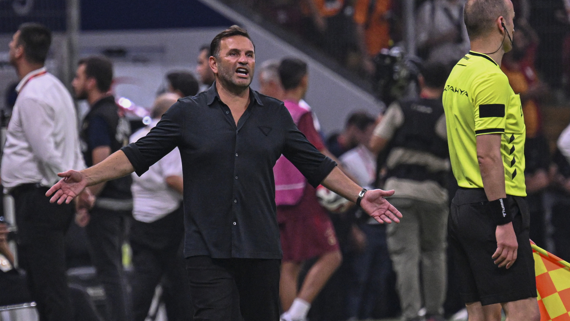 Okan Buruk'tan Transfer Açıklaması: 'Yeni İsimler Geliyor, Taraftarımız Mutlu Olacak!'