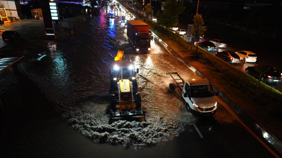 Ankara'da sağanak yağış sele neden oldu