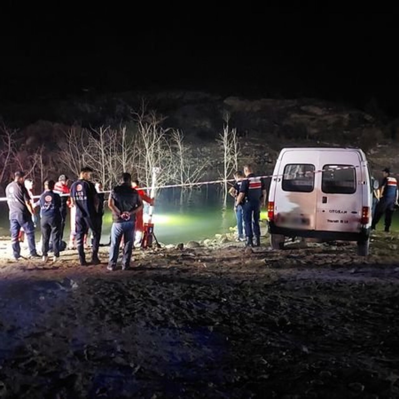 Hafta sonu tatili için gittiği gölette boğuldu