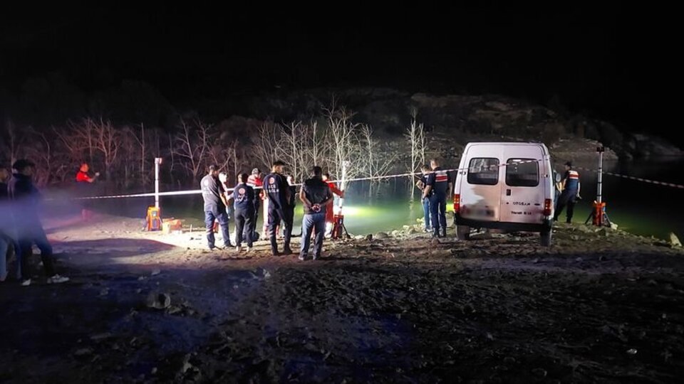 Hafta sonu tatili için gittiği gölette boğuldu