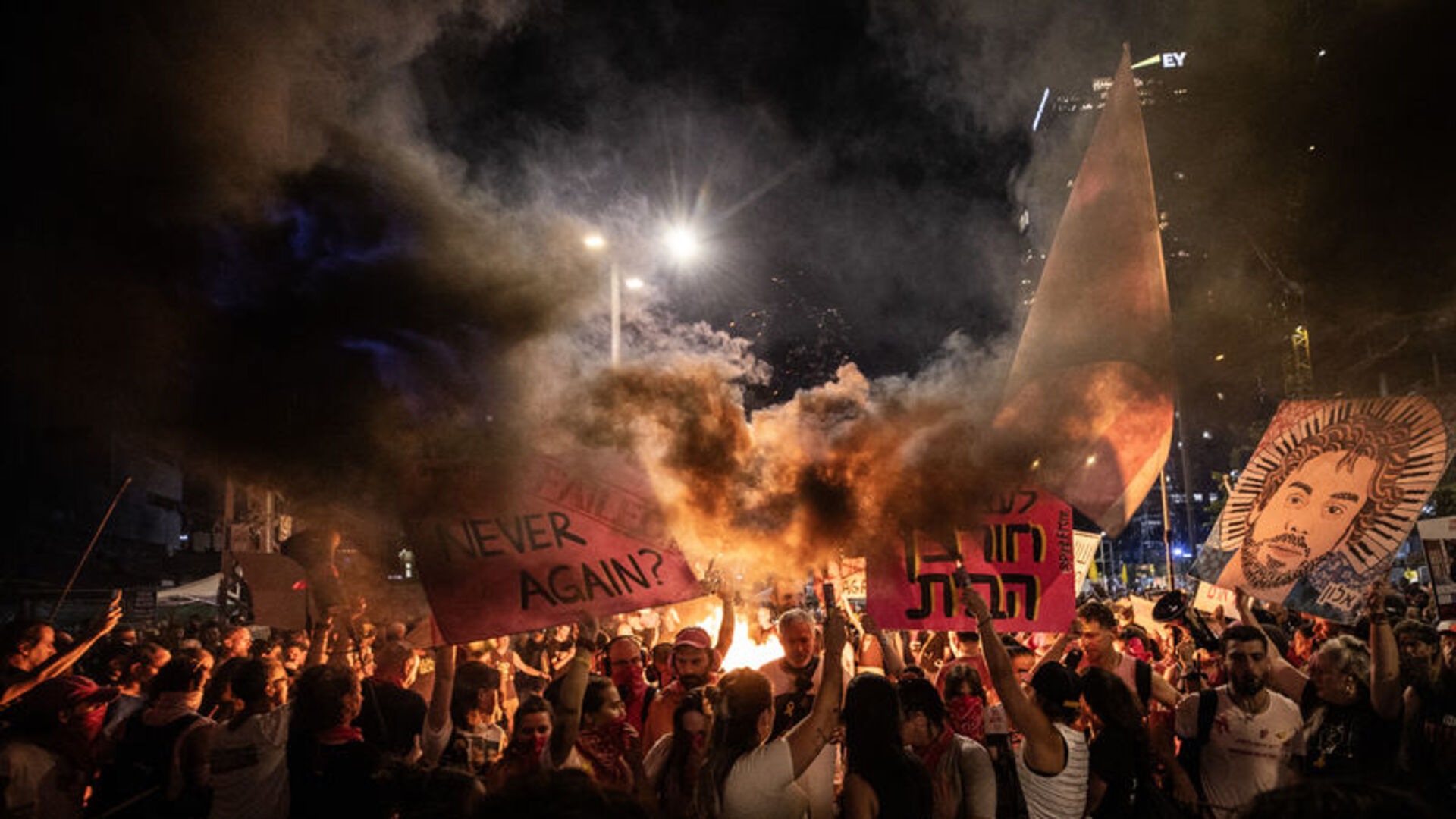 Tel Aviv'de Gözler Esir Takasında: Kalabalıklar Sokaklara Döküldü!