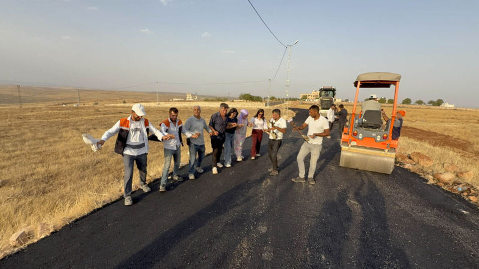 Yezidiler 50 yıl sonra köylerine döndü! Asfalt sevinci halayla kutlandı