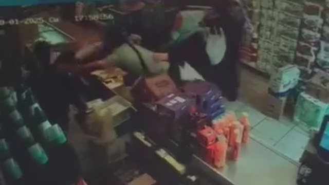 İstanbul'da dehşet! Kadın kasiyere yumruklu saldırı!